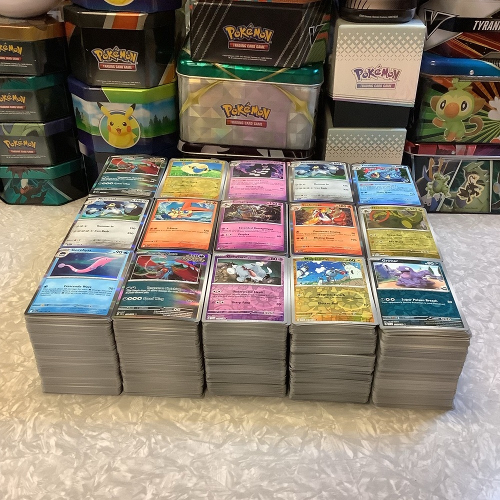 600 Assorted Pokemon Scarlet & Violet Trading Cards w/ 100 Holo/Reverse Holo